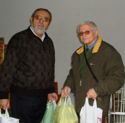 Vicente Esteve con Paco Sempere en el momento de la recogida